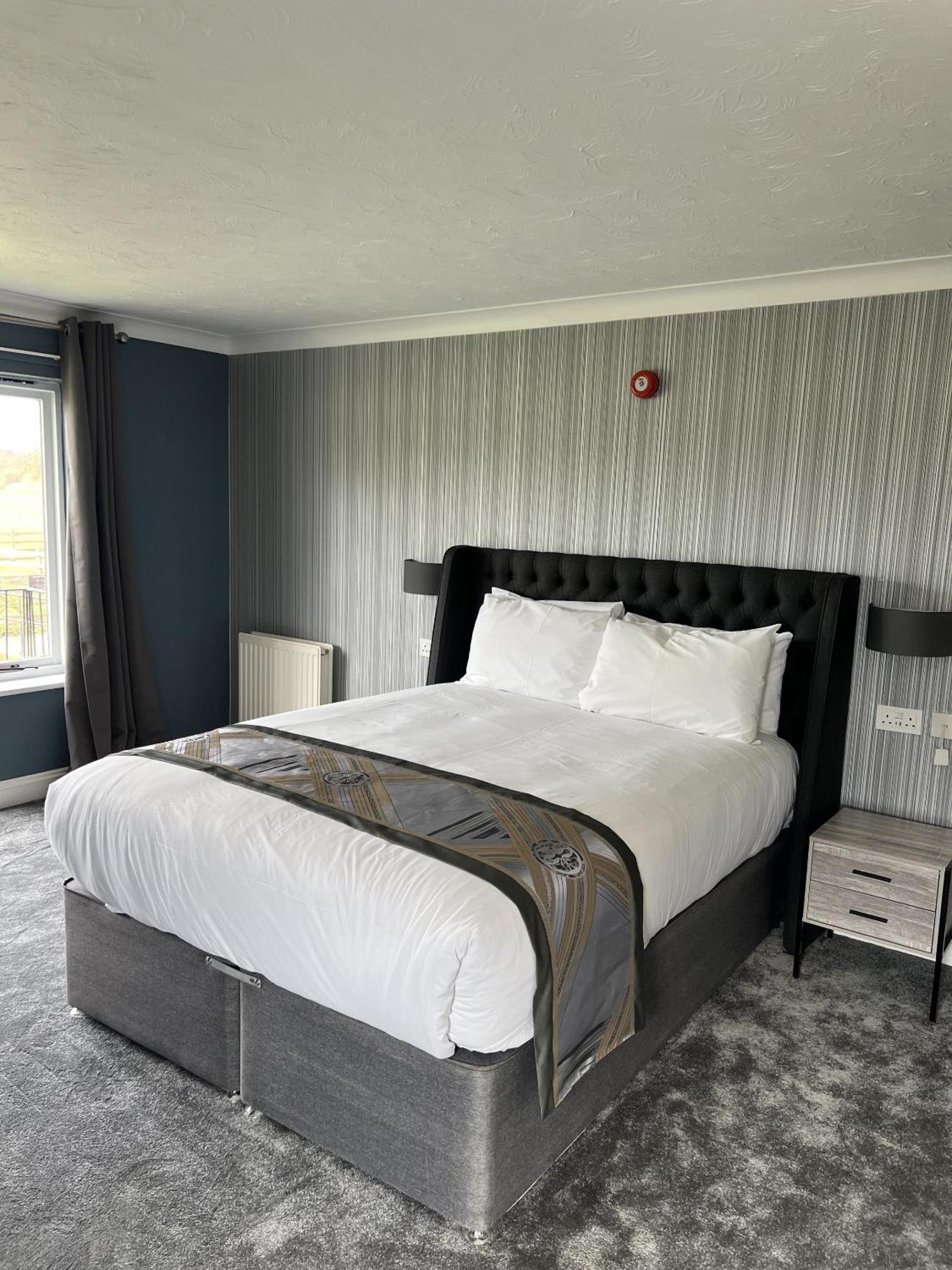 Dolphin Hotel Cambridge เซนต์ไอฟส์ ภายนอก รูปภาพ